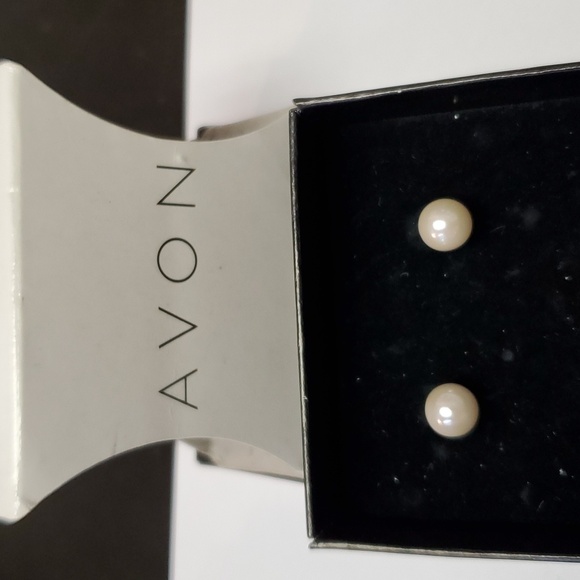 Glamor every day necklace and earring gift set by Avon - Picture 3 of 5